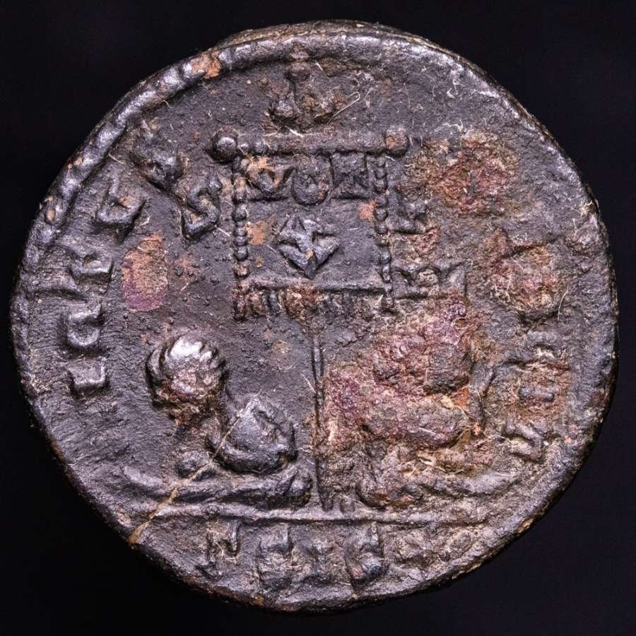 Römisches Reich. Crispus (317-326 n.u.Z.). Follis Siscia mint 316-326 AD. VIRTVS EXERCIT / Gamma SIS Star in crescent Vexillum inscribed VOT/X (Ohne Mindestpreis) #1.2