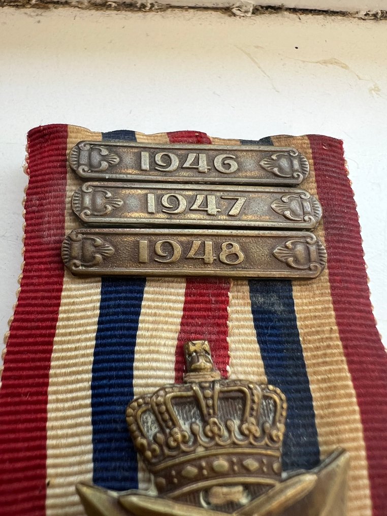 Alankomaat - Mitali - Dutch KNIL Medal ''Ereteken Orde & Vrede'' - with three! combat clasps - great patina - Indonesia #2.1