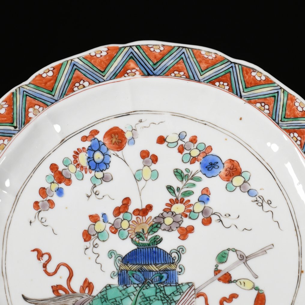 Tányér - Assiette aux émaux de la Famille Verte à décor d'antiquités - Porcelán #2.1