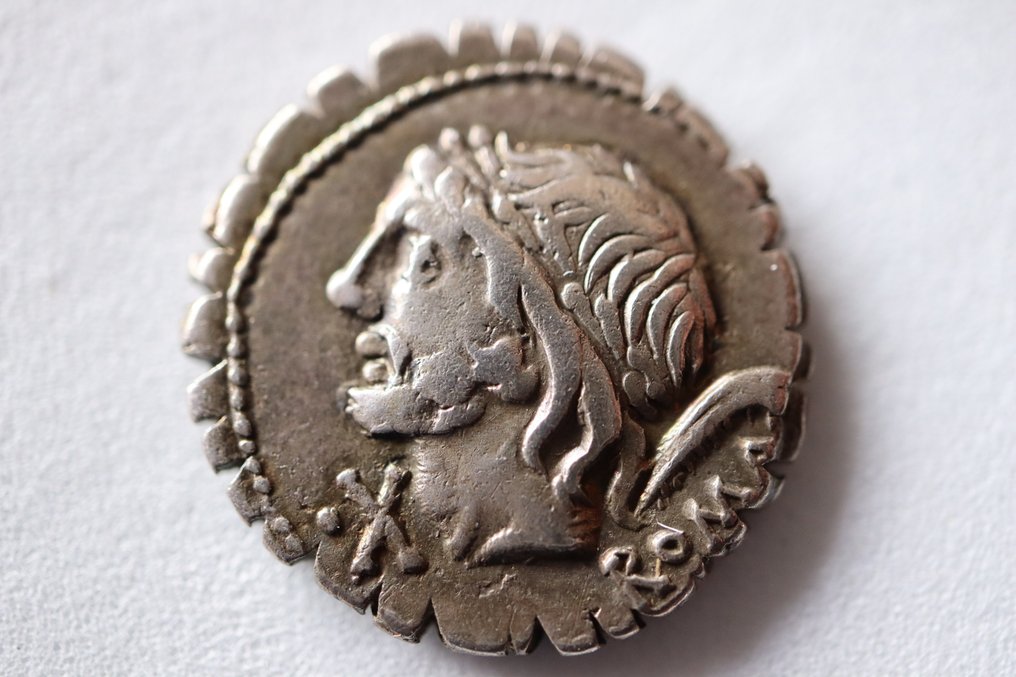 Römische Republik. L. Memmius Galeria, 106 BC. Denarius serratus Rome (Ohne Mindestpreis) #2.1